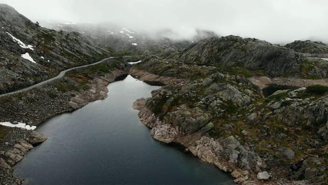 鸟瞰图。挪威山区的道路和湖泊视频素材