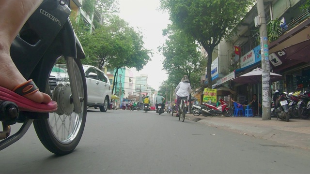 在拥挤的道路上骑摩托车的人的观点视频素材