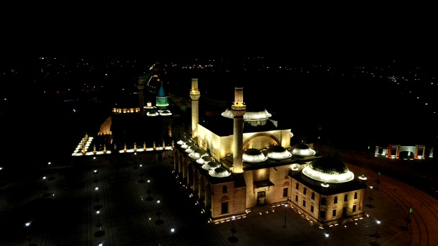 Konya Mevlana清真寺建筑群夜景鸟瞰图6视频素材