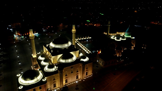 Konya Mevlana清真寺建筑群夜景鸟瞰图7视频素材