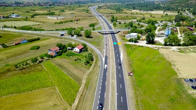 公路行车鸟瞰图视频素材