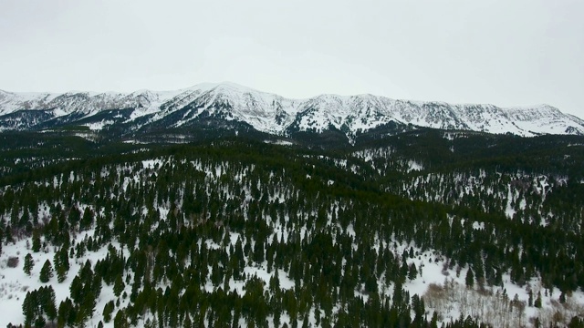 飞越雪山进入山脉视频素材