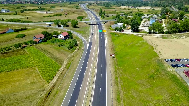 公路行车鸟瞰图视频素材