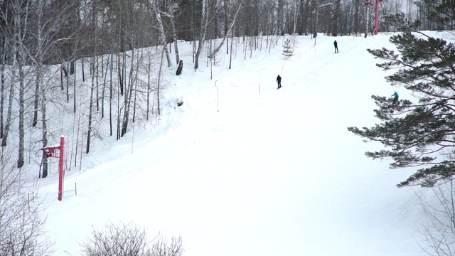 滑雪缆车与人们一起上山视频素材