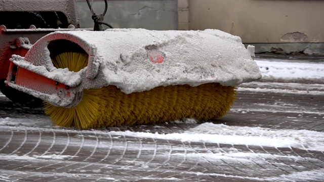 现代机器清除城市人行道上的积雪，慢动作视频素材