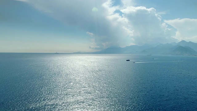 海船山和云鸟瞰图视频素材