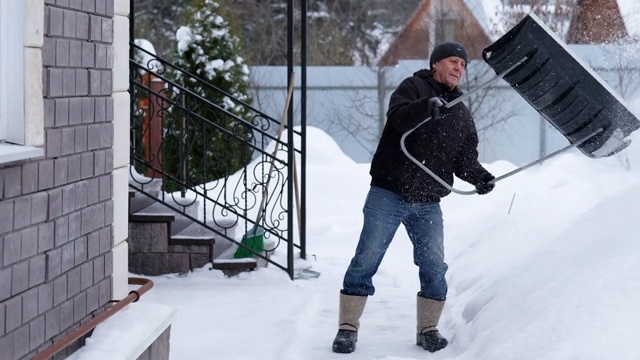 冬天和清洁的概念-成熟的男人从车道铲雪视频素材