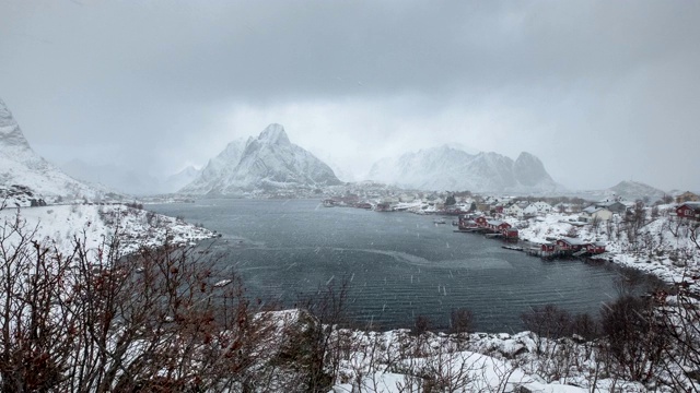 在罗浮敦群岛海岸线上的山脉上吹着暴风雪的时间流逝视频素材