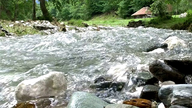 湍急的河水流过岩石视频素材