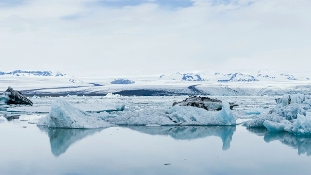 冰岛冰川湖Jokulsarlon，水中漂浮着冰山视频素材