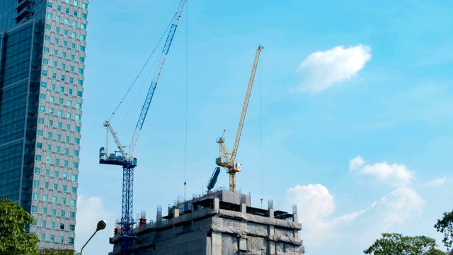 原工业区住宅小区施工起重机工作日，时间流逝视频素材