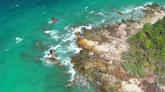 鸟瞰图。海浪，海滩，岩石海岸和美丽的森林。美丽的自然背景视频素材