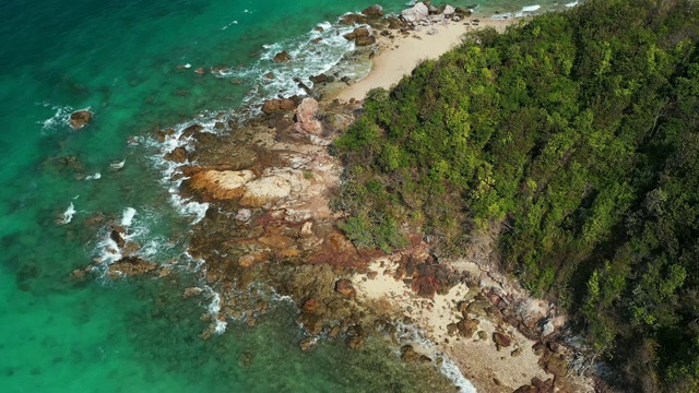 鸟瞰图。海浪，海滩，岩石海岸和美丽的森林。美丽的自然背景视频素材