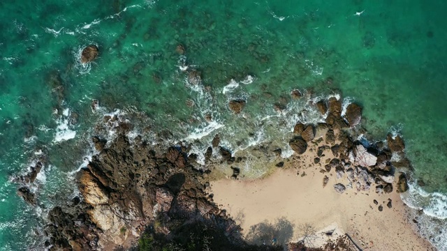 鸟瞰图。海浪，海滩，岩石海岸和美丽的森林。美丽的自然背景视频素材