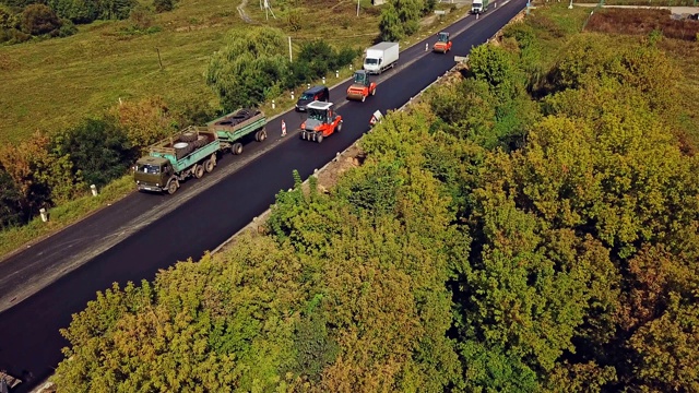 正在建设中的新柏油路鸟瞰图。视频素材