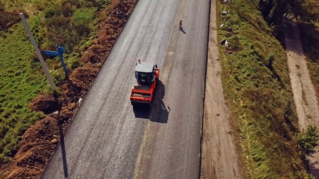 鸟瞰图上压路机在新道路施工现场工作视频素材