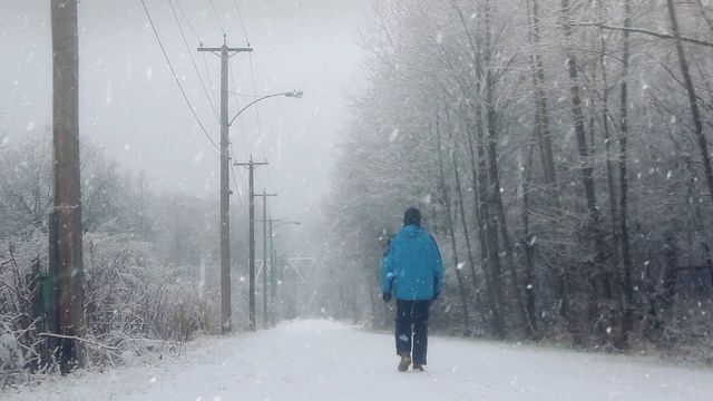 一个人走在雪地上视频素材