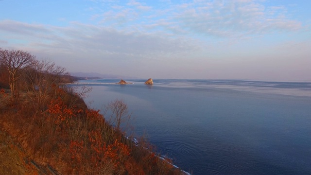 鸟瞰图的海岸线与岩石靠海。视频素材