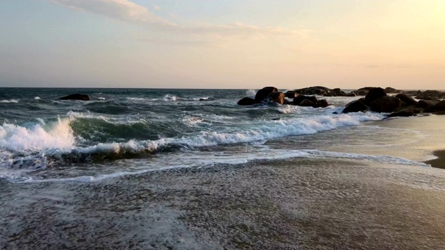 夕阳西下的海滩，靠近捷廷亚拉酒店视频素材