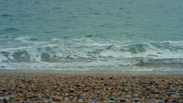 海滩上海浪的慢镜头视频素材