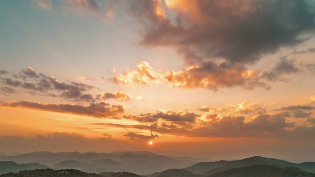 夕阳下的康法山时光流逝，泰国清迈视频素材