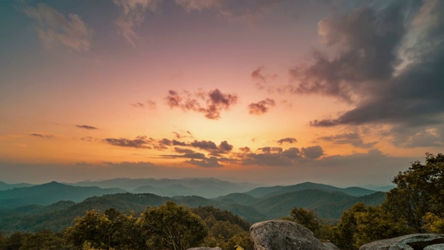 Doi Kham Fah moutain 在日出时间间隔，清迈泰国视频素材