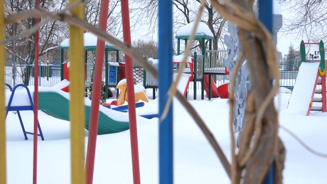 孩子们的操场在大雪中。视频素材