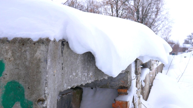 雪挂危险。积雪可能的下降或崩塌。一场大雪。谨慎。视频素材