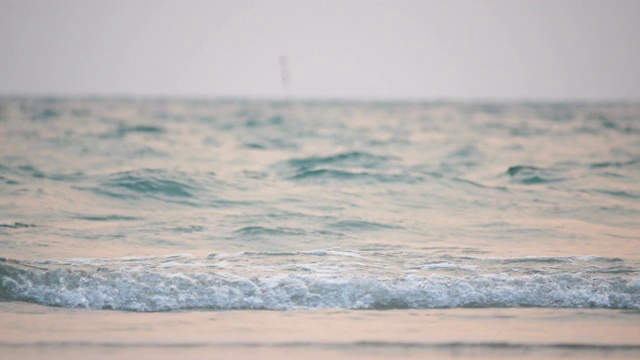 海浪是撞击地面的气泡视频素材