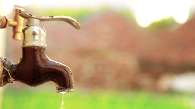 印度的室外水龙头滴水视频素材