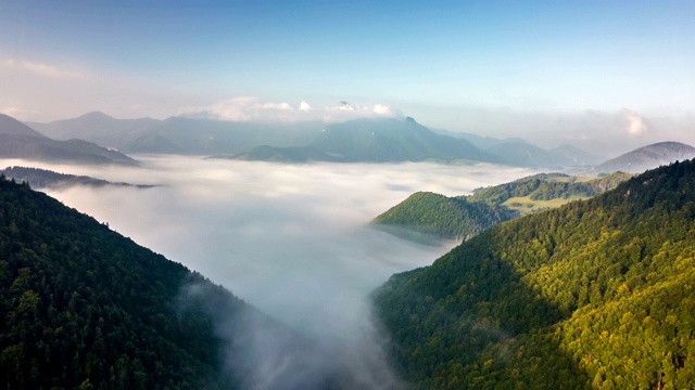 在山谷里的雾云上飞翔时光流逝视频素材