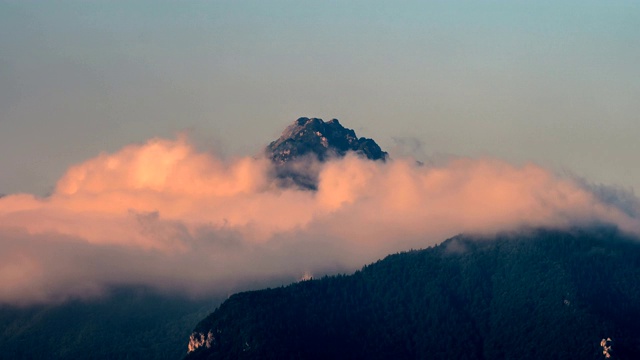 高山顶上的彩云时光流逝视频素材