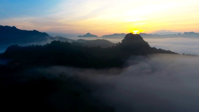 鸟瞰图的早晨雾山视频素材