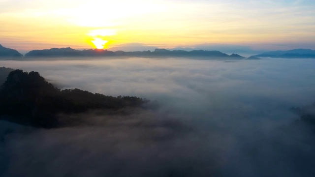 鸟瞰图的早晨雾山视频素材