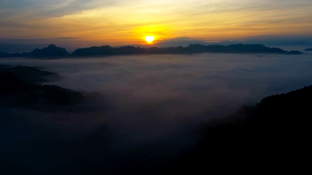 鸟瞰图的早晨雾山视频素材