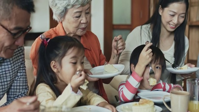 几代同堂的中国家庭在享受生日蛋糕视频素材