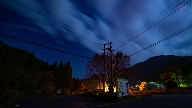 在日本岐阜的森林路上，星空时间的流逝视频素材