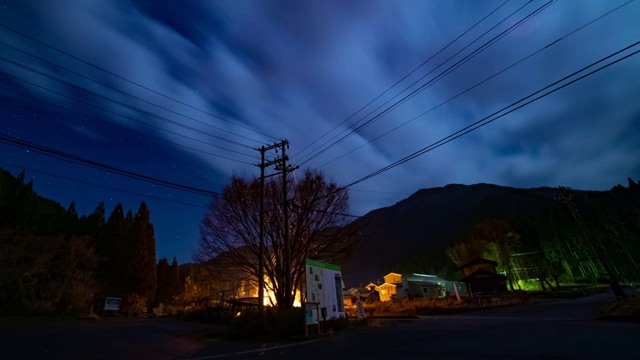 在日本岐阜的森林路上，星空时间的流逝视频素材