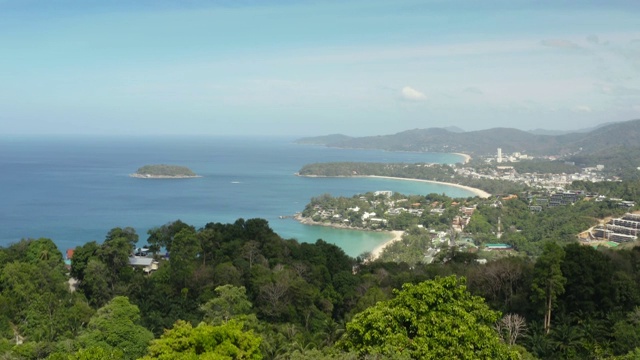 泰国普吉岛的卡隆海滩、卡塔海滩和卡塔诺伊海滩。从高处看，美丽的碧海蓝天。视频素材