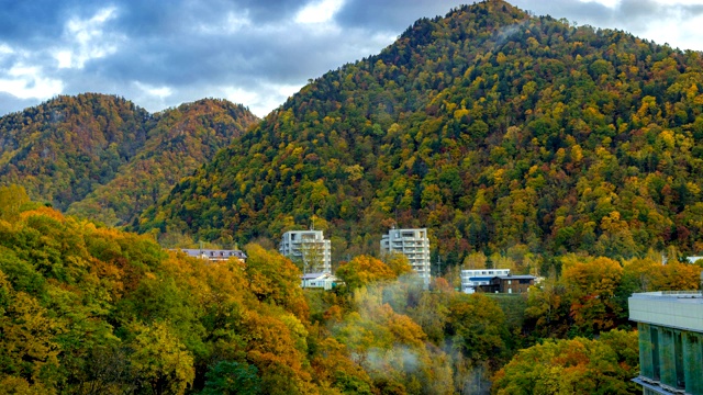 4K延时拍摄Jozankei Onsen镇秋天的天际线，北海道，日本，向上倾斜视频素材