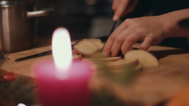 在木砧板上切土豆的女人视频素材