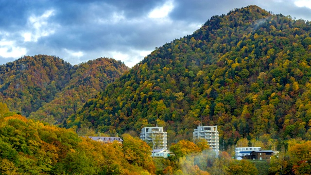 平移拍摄:日本北海道，秋日，4K Time-Lapse 4K慢速摄影Jozankei Onsen镇天际线视频素材