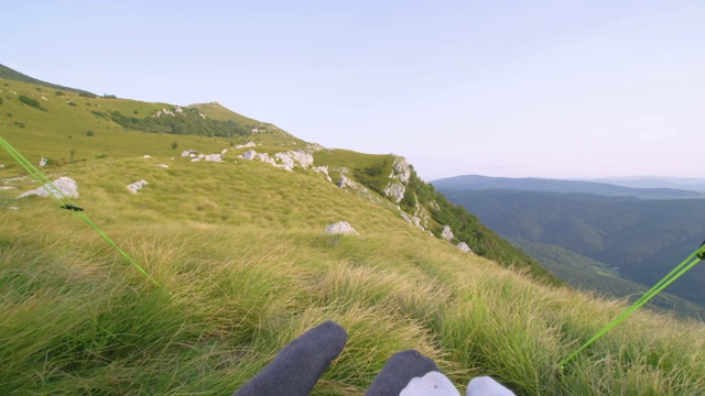 慢动作:年轻的徒步旅行者在他们的帐篷里放松时扭动着他们的脚趾。视频素材