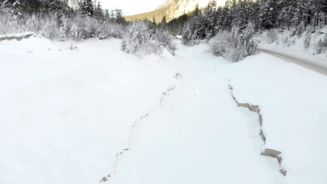 无人机的雪山冬季森林景观视频素材