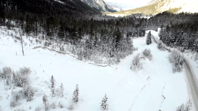 无人机的雪景冬季山路景观视频素材