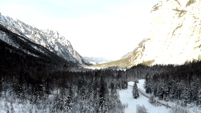 无人机的雪景冬季山路景观视频下载