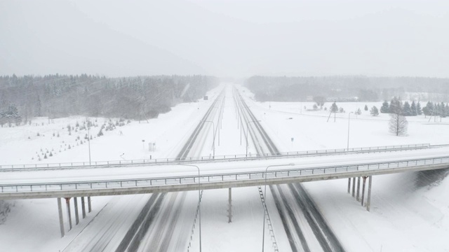 雨雪在街道上的鸟瞰图视频素材