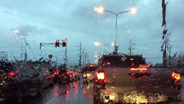 雨从汽车的挡风玻璃上落下视频素材