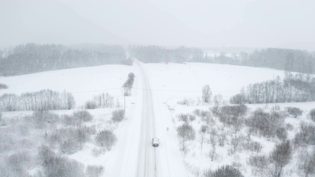 空中拍摄的覆盖着厚厚的白雪的道路视频素材