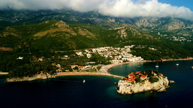 鸟瞰图美丽的斯维蒂斯特凡岛在Budva，黑山视频素材